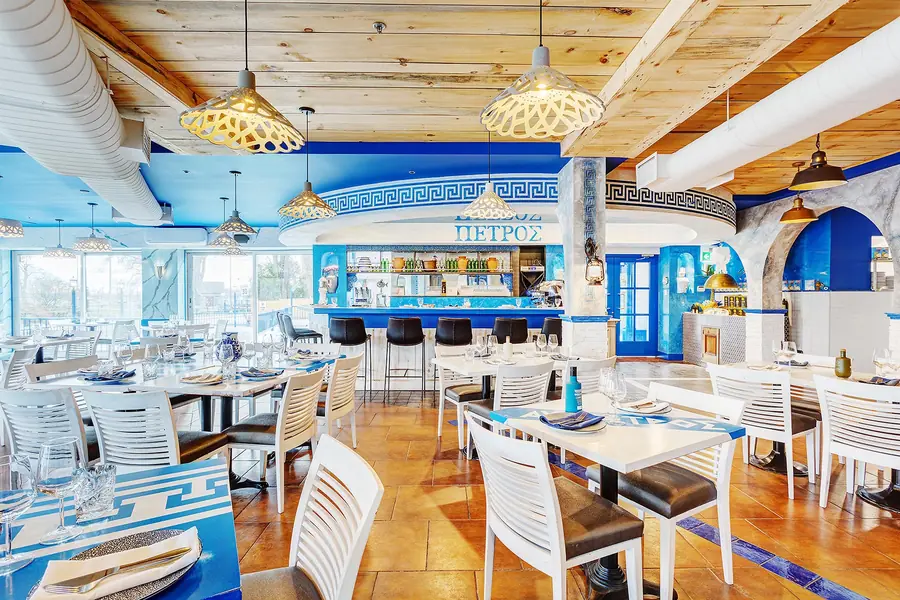 Salle à manger du Restaurant Petros Lachine, prête pour la saison de la terrasse