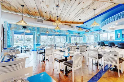 Salle à manger du Restaurant Petros Lachine — photo 1