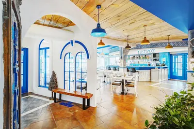 Salle à manger du Restaurant Petros Lachine — photo 4
